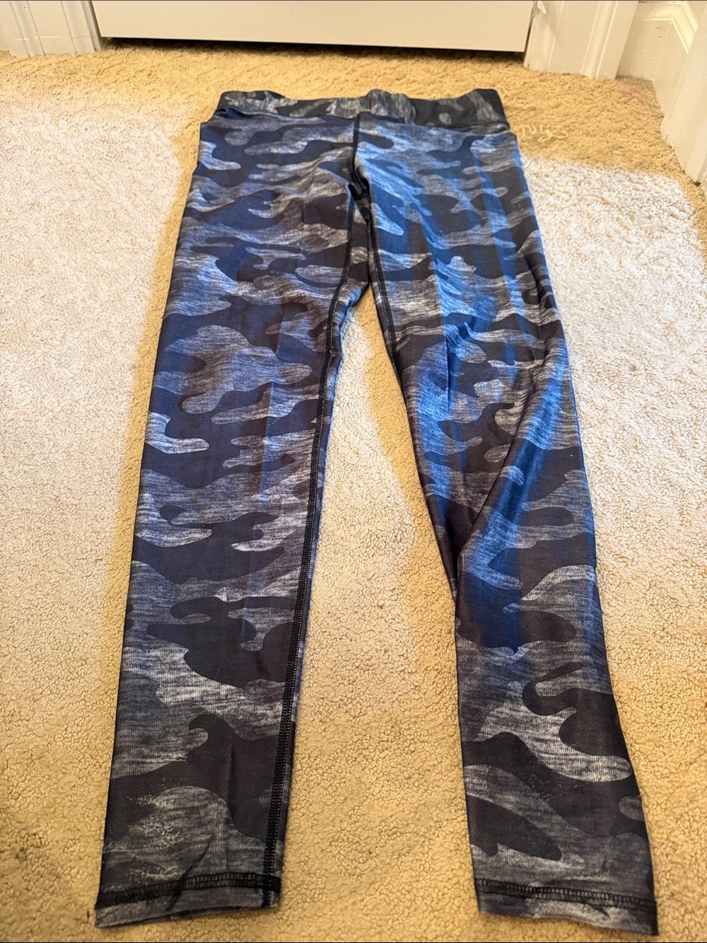 Terez Women's Gray & Black Camo Leggings